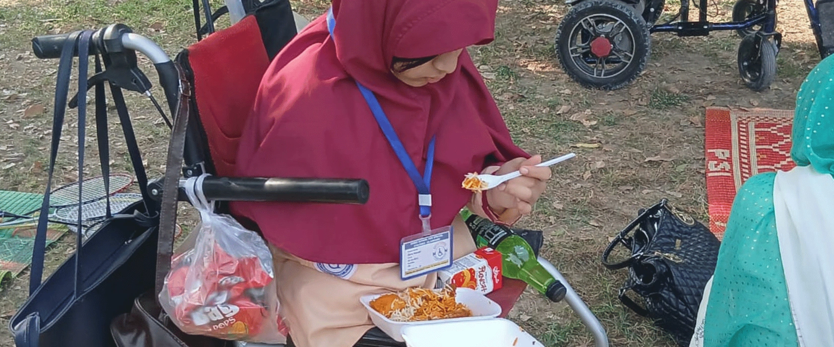 Give a Food Pack and Put Food on a Children’s Table