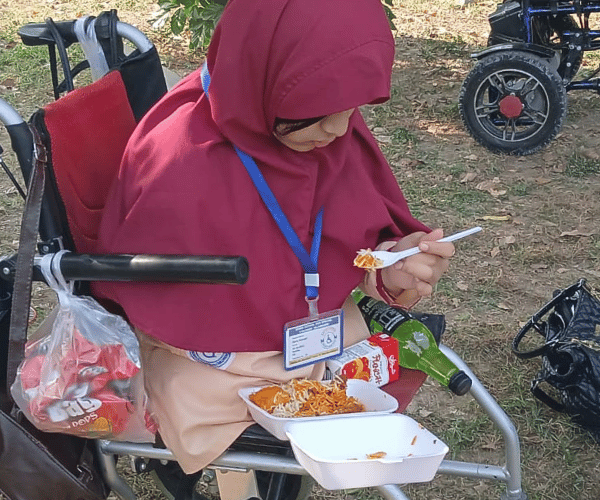 Give a Food Pack and Put Food on a Children’s Table